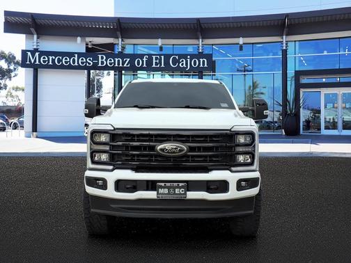 Oxford White 2023 Ford F-250 Lariat