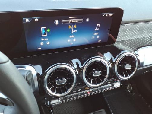 Polar White 2026 Mercedes-Benz GLB 250 Base 4MATIC