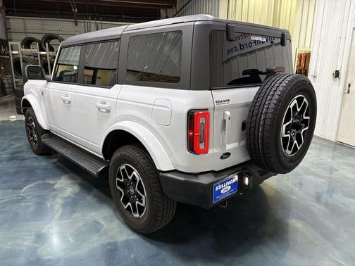 Oxford White 2025 Ford Bronco Outer Banks