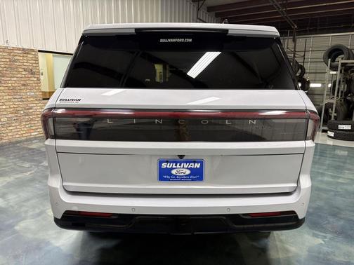 Crystal White Metallic Clearcoat 2025 Lincoln Navigator Reserve