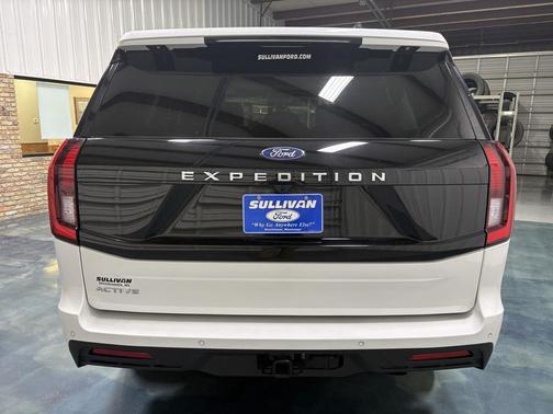 Star White Metallic Tri-Coat 2025 Ford Expedition Active