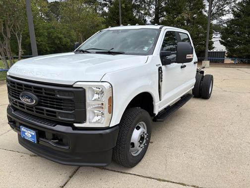 Oxford White 2026 Ford F-350 Lariat Truck