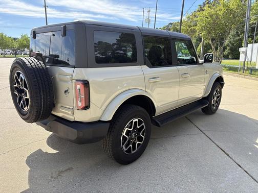 Desert Sand 2025 Ford Bronco Outer Banks