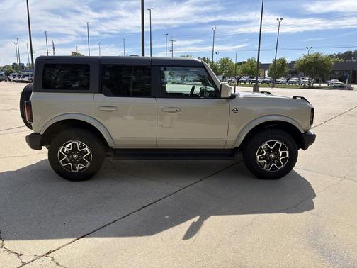 Desert Sand 2025 Ford Bronco Outer Banks