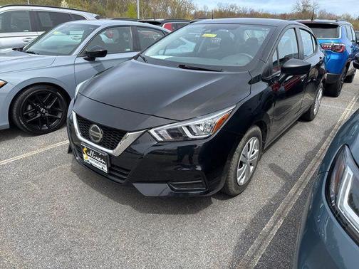 Super Black 2022 Nissan Versa 1.6 S