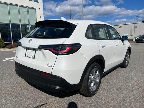 Platinum White Pearl 2026 Honda HR-V LX