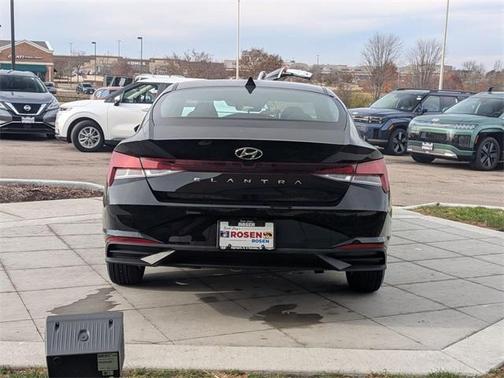 2022 Hyundai ELANTRA SE