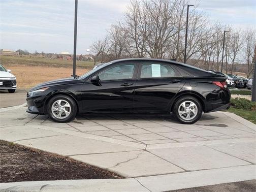 2022 Hyundai ELANTRA SE