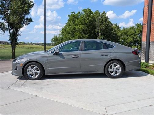 2022 Hyundai SONATA SE
