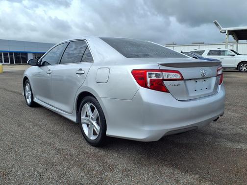 Classic Silver Metallic 2014 Toyota Camry SE