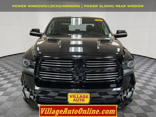 Brilliant Black Crystal Pearlcoat 2016 RAM 1500 Sport