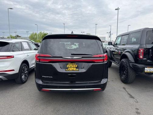 2025 Chrysler Pacifica Select
