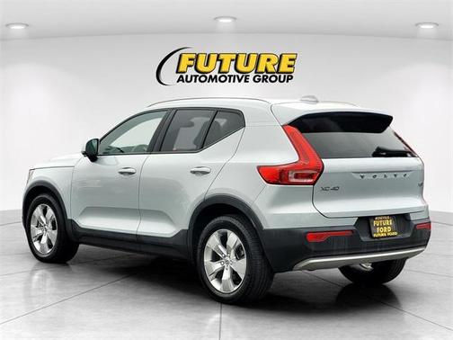 2021 Volvo XC40 T5 Momentum