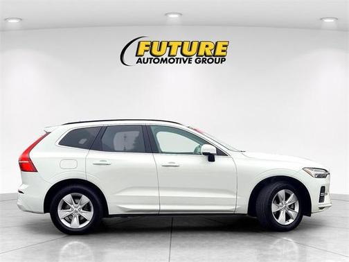 2022 Volvo XC60 B5 Momentum
