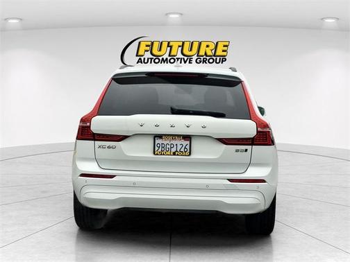 2022 Volvo XC60 B5 Momentum