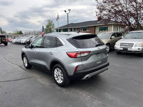 Iconic Silver Metallic 2022 Ford Escape SE