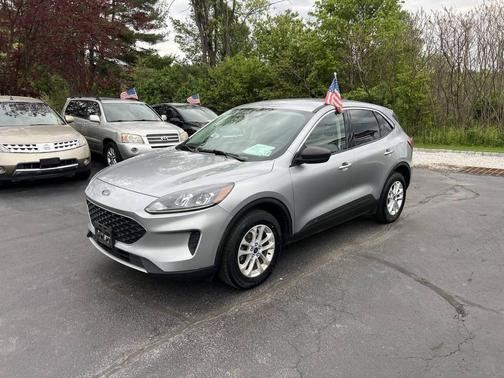 Iconic Silver Metallic 2022 Ford Escape SE
