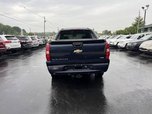 Blue 2009 Chevrolet Avalanche 1500 LT
