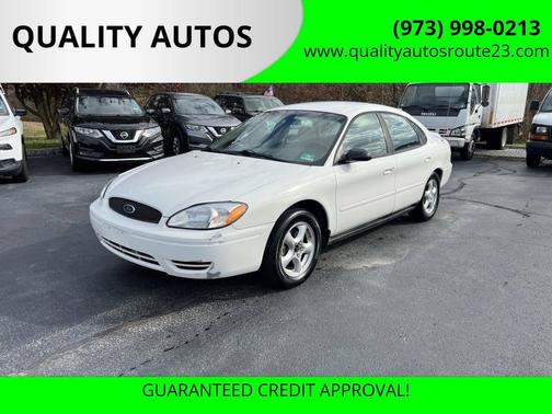 Vibrant White Clearcoat 2004 Ford Taurus SE