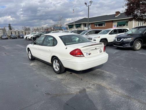 Vibrant White Clearcoat 2004 Ford Taurus SE