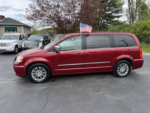 Brilliant Black Crystal Pearlcoat 2013 Chrysler Town & Country Touring-L