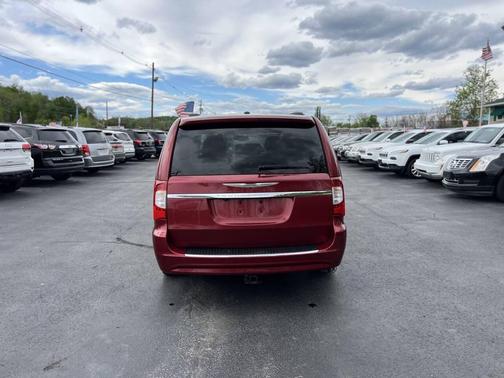 Brilliant Black Crystal Pearlcoat 2013 Chrysler Town & Country Touring-L