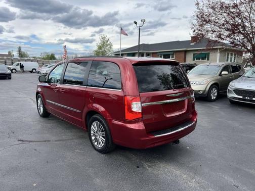Brilliant Black Crystal Pearlcoat 2013 Chrysler Town & Country Touring-L