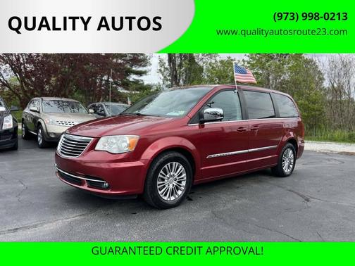 Brilliant Black Crystal Pearlcoat 2013 Chrysler Town & Country Touring-L