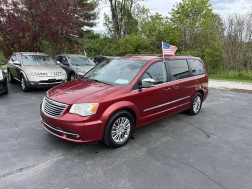 Brilliant Black Crystal Pearlcoat 2013 Chrysler Town & Country Touring-L