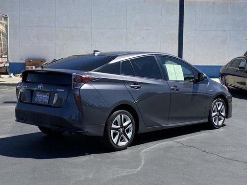 Photo 3 of 31 of 2018 Toyota Prius Four Touring
