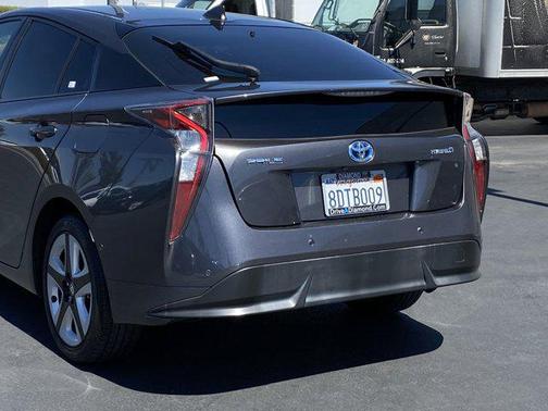Photo 5 of 31 of 2018 Toyota Prius Four Touring