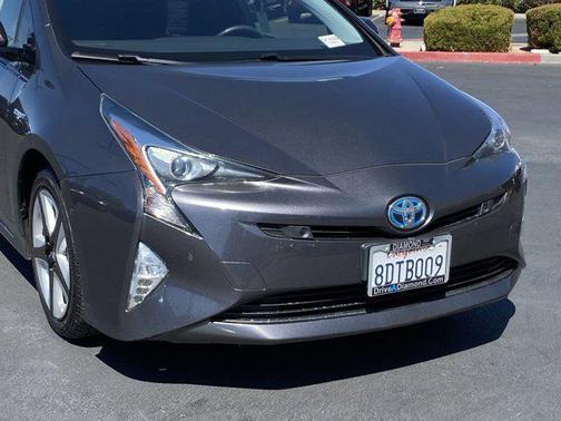 Photo 4 of 31 of 2018 Toyota Prius Four Touring