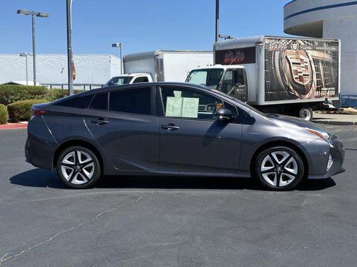 Photo 2 of 31 of 2018 Toyota Prius Four Touring