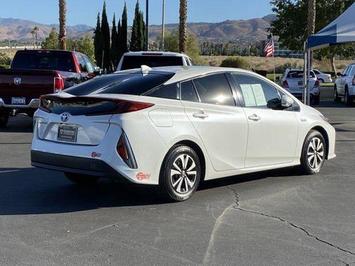 Photo 4 of 30 of 2017 Toyota Prius Prime Premium
