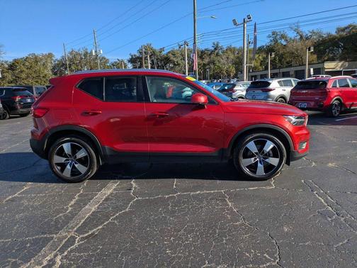 2019 Volvo XC40 T5 Momentum