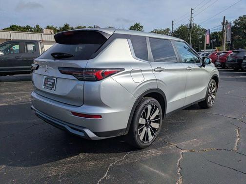Alloy Silver Metallic 2025 Mitsubishi Outlander SE