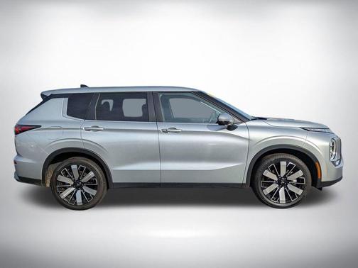 Alloy Silver Metallic 2025 Mitsubishi Outlander SE
