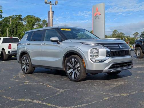 Alloy Silver Metallic 2025 Mitsubishi Outlander SE