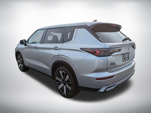 Alloy Silver Metallic 2025 Mitsubishi Outlander SE