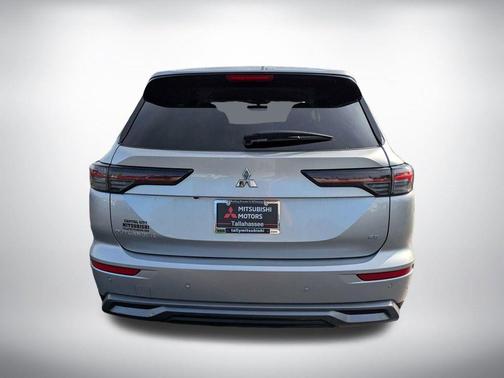 Alloy Silver Metallic 2025 Mitsubishi Outlander SE