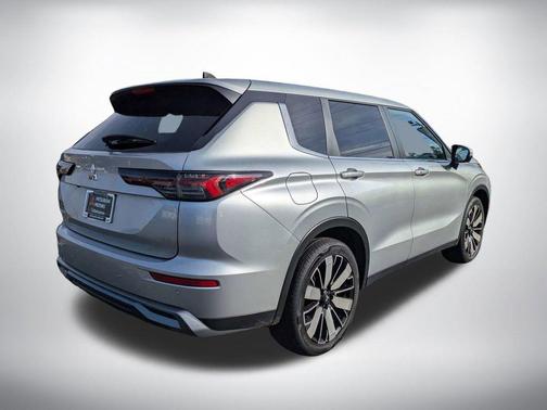 Alloy Silver Metallic 2025 Mitsubishi Outlander SE