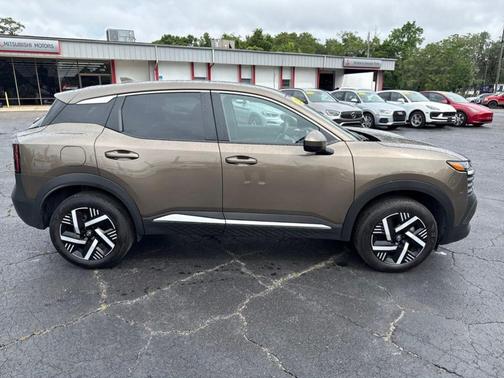 Canyon Bronze M 2025 Nissan Kicks SV