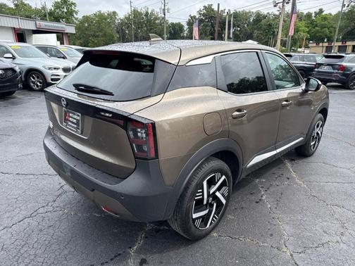 Canyon Bronze M 2025 Nissan Kicks SV