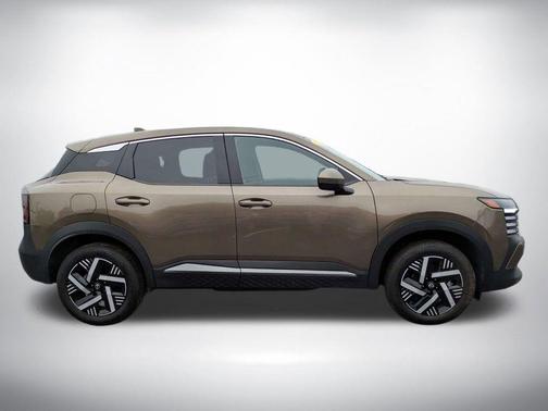 Canyon Bronze M 2025 Nissan Kicks SV