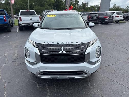 White Diamond 2024 Mitsubishi Outlander SE