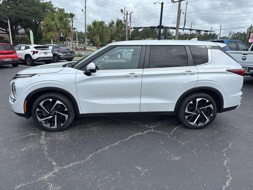 White Diamond 2024 Mitsubishi Outlander SE