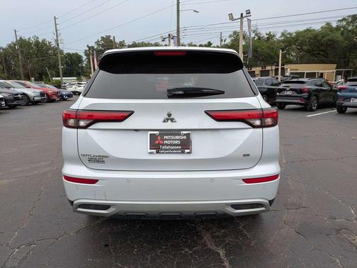 White Diamond 2024 Mitsubishi Outlander SE