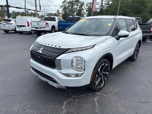 White Diamond 2024 Mitsubishi Outlander SE