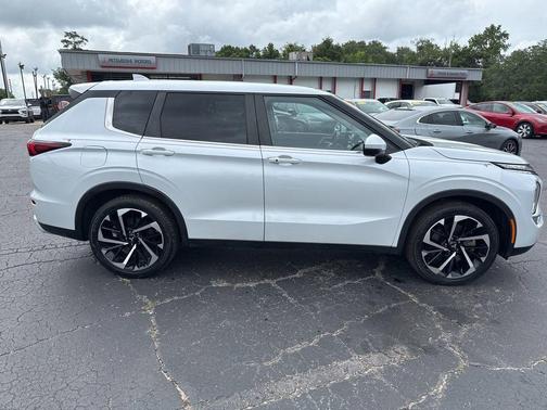 White Diamond 2024 Mitsubishi Outlander SE