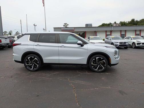 White Diamond 2024 Mitsubishi Outlander SE